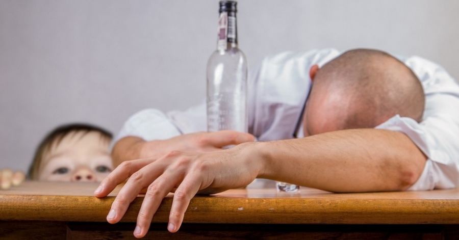bkmev_teaserbild_alkohol_familienkrankheit_kind_cco