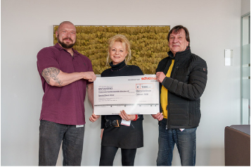 symbolische Scheckübergabe der Schreiner Group an den Förderverein